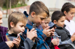 Η Γαλλία ανοίγει τον δρόμο στην Ευρώπη: Απαγόρευση κοινωνικών δικτύων για παιδιά κάτω των 15