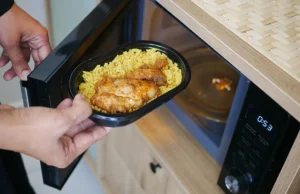 Παραπλανούν οι ενδείξεις «κατάλληλο για φούρνο μικροκυμάτων»; Νέα έκθεση αποκαλύπτει κινδύνους