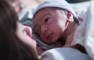 Ιατρικό θαύμα: έμβρυο με σπάνιο όγκο σώθηκε μέσω πρωτοποριακής ενδομήτριας θεραπείας