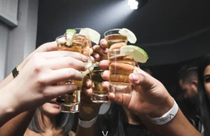 Τεκίλα, ουίσκι, κρασί: Πώς τα αγαπημένα ποτά επηρεάζουν τη νοοτροπία μας