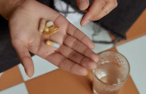 Η καθημερινή λήψη πολυβιταμίνης συνδέεται με βραδύτερη γήρανση, ειδικοί αμφισβητούν