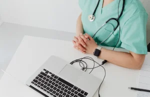 Από τη διάγνωση στα δεδομένα: πώς η τεχνητή νοημοσύνη αλλάζει την υγεία και θέτει ηθικά ζητήματα