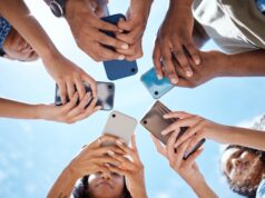 Επτά ώρες online, 44 χρόνια σε οθόνες: Η νέα πραγματικότητα της ψηφιακής ζωής