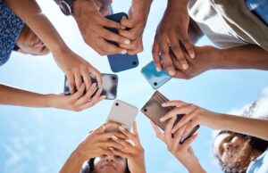 Επτά ώρες online, 44 χρόνια σε οθόνες: Η νέα πραγματικότητα της ψηφιακής ζωής