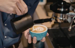 Δύο με τρία φλιτζάνια καφέ τη μέρα συνδέονται με μικρότερο κίνδυνο ψυχικών διαταραχών δείχνει μελέτη