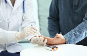Πρόσβαση στην τεχνολογία συνεχούς καταγραφής γλυκόζης για τα άτομα με διαβήτη ζητούν ασθενείς και ειδικοί