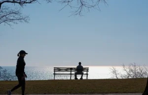 Η μοναξιά που νιώθεις ίσως μετρά περισσότερο από το πόσο μόνος είσαι, δείχνει έρευνα