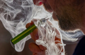 Μεγάλη ανασκόπηση της Cochrane: Τα ηλεκτρονικά τσιγάρα με νικοτίνη αυξάνουν τις πιθανότητες διακοπής του καπνίσματος